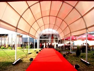 Namiot łukowy z czerwoną wykładziną - wejście na event