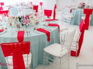 Transparentne krzesła CHIAVARI ozdobione czerwoną kokardą - fot.3