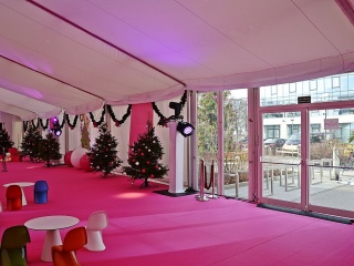 Hala namiotowa RAJT na świąteczny event marki T-mobile w różowo - białej kolorystyce - fot.5
