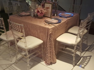 krzesła chiavari transparentne - aranżacja Rock&Flowers